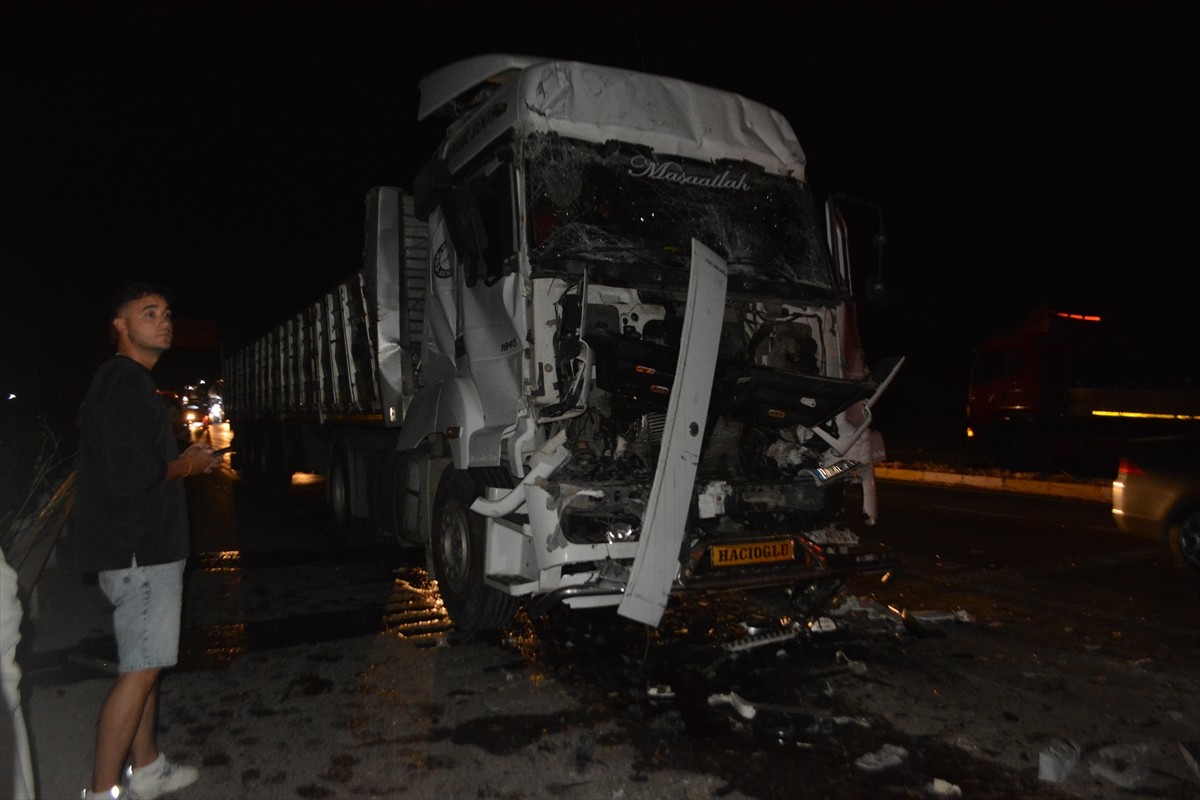 Balıkesir'in Ayvalık ilçesinde, zincirleme trafik kazasında 1 kişi öldü, 3 kişi yaralandı.