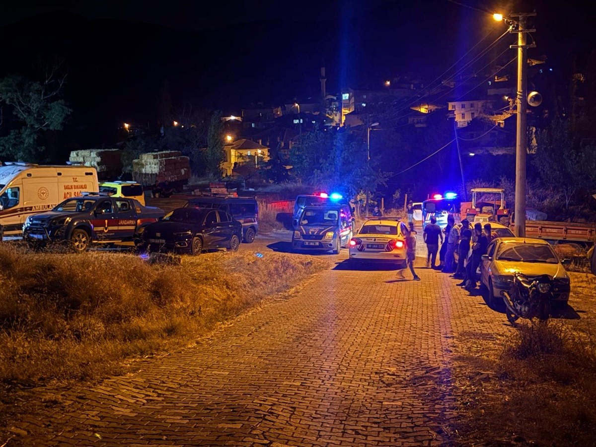 Balıkesir'in Bigadiç ilçesinde eşini bıçakla öldüren kişi intihar etti. Olay yerine jandarma...