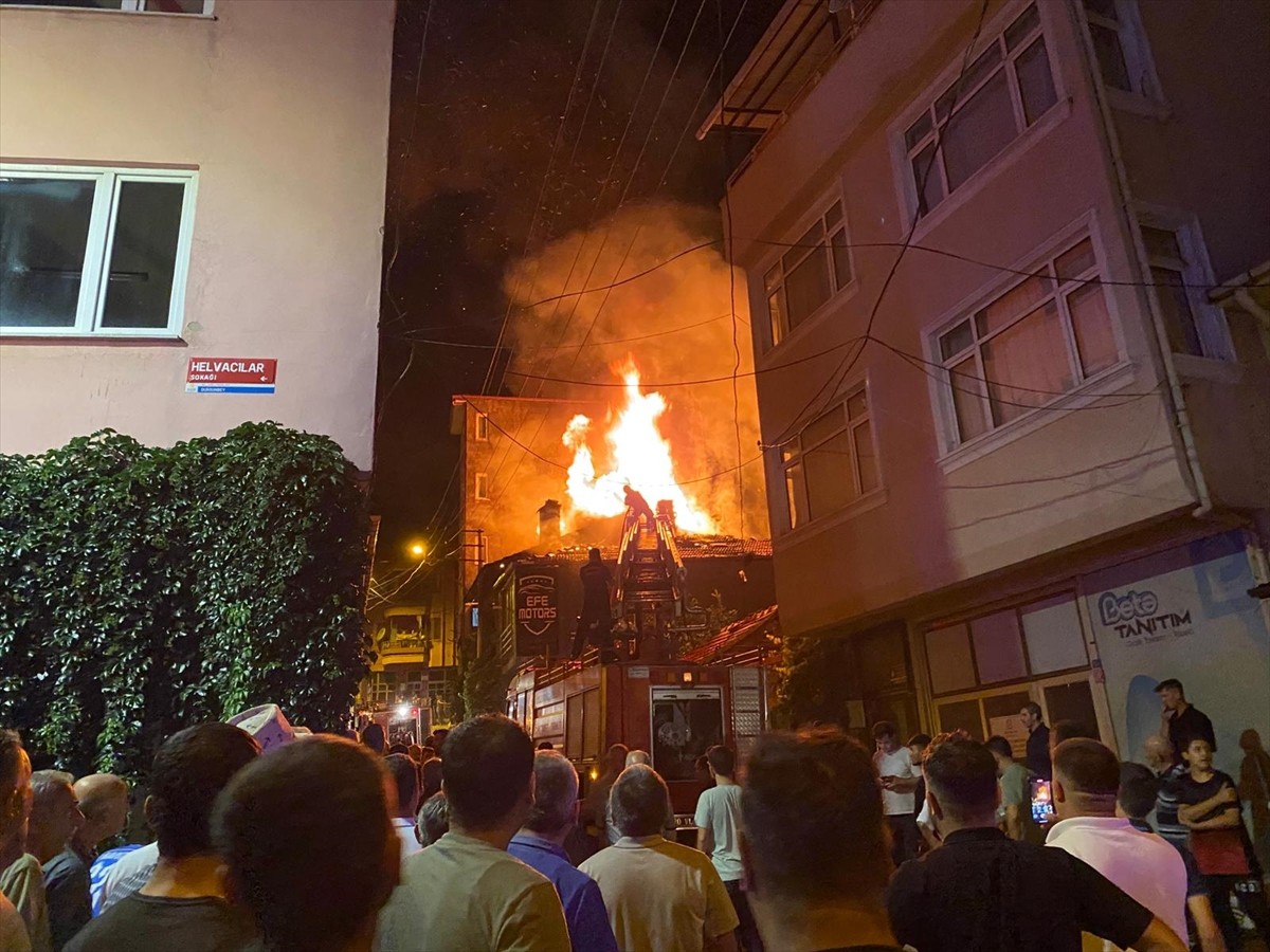  Balıkesir'in Dursunbey ilçesinde çıkan yangında 2 evde maddi hasar oluştu.