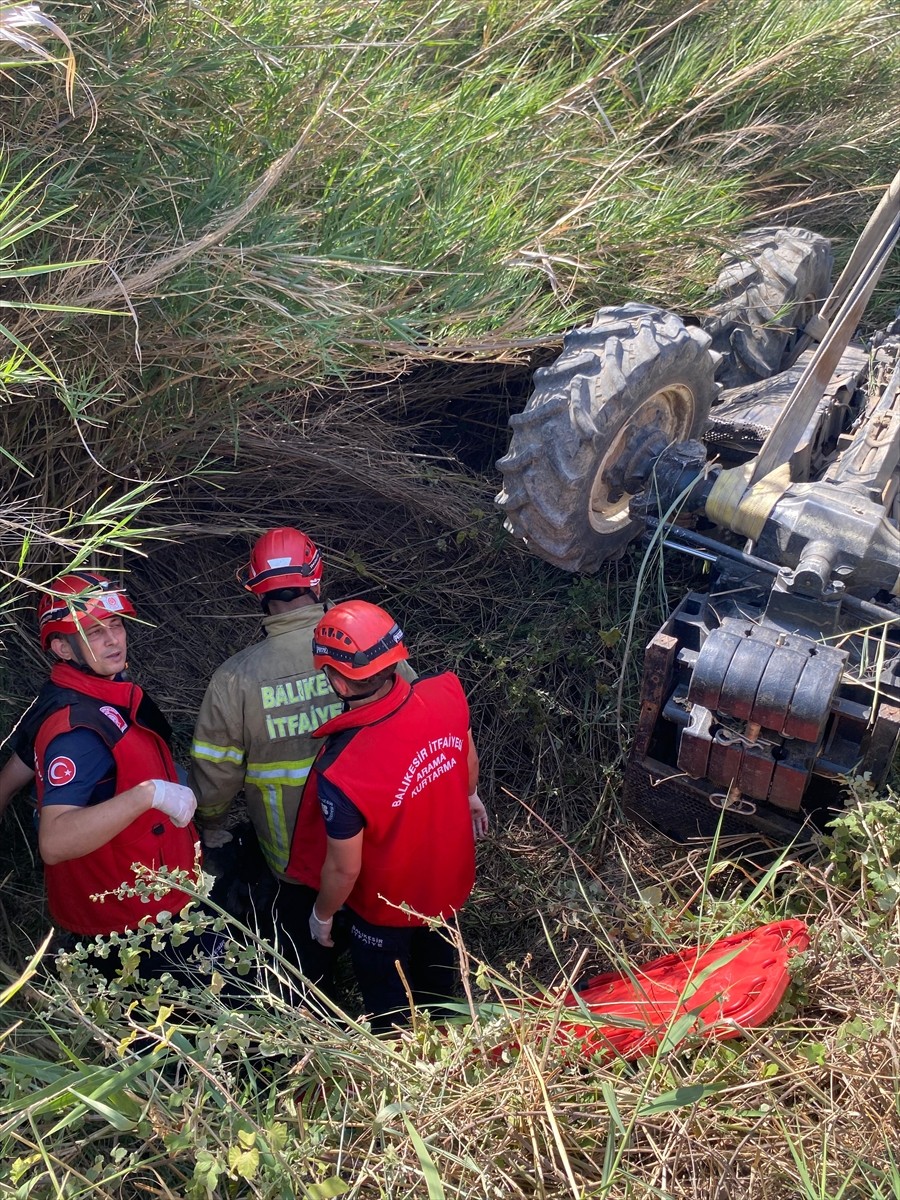 Balıkesir'in Edremit ilçesinde devrilen traktörün altında kalan sürücü yaşamını yitirdi. Kaza...