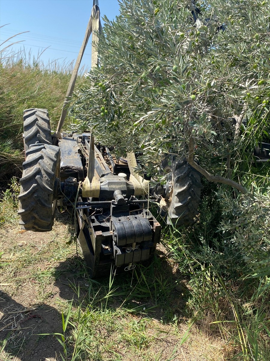 Balıkesir'in Edremit ilçesinde devrilen traktörün altında kalan sürücü yaşamını yitirdi. Kaza...