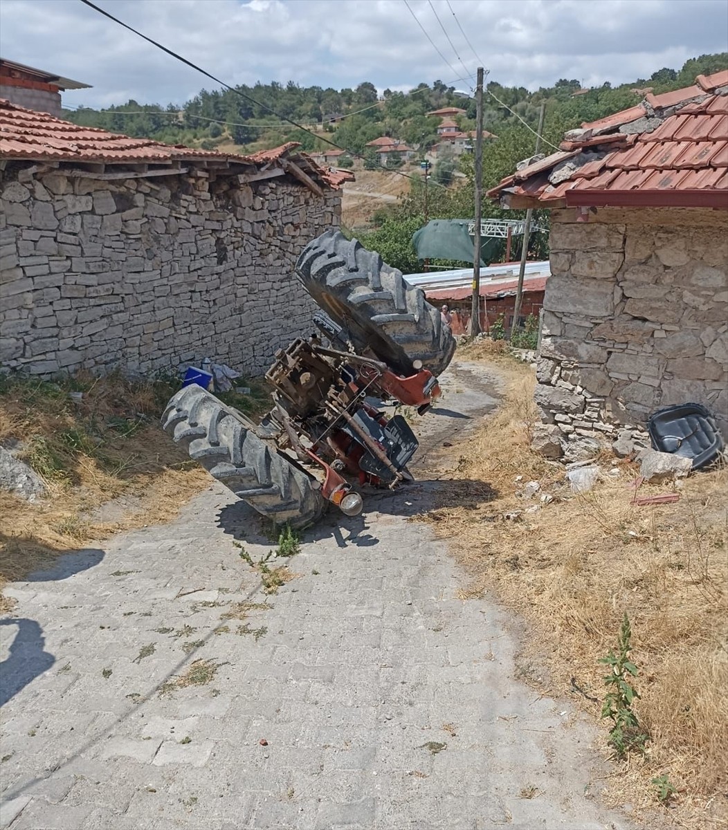 Balıkesir'in Savaştepe ilçesinde, devrilen traktörün altında kalan sürücü hayatını...