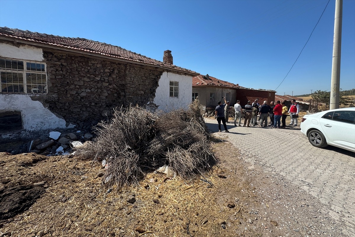 Balıkesir'in Sındırgı ilçesinde dün meydana gelen 6,1 büyüklüğündeki deprem sonrası, Manisa'da...