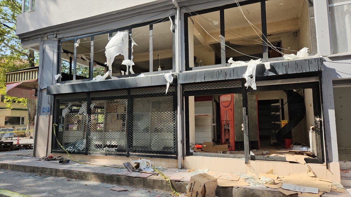 Balıkesir'in Sındırgı ilçesinde meydana gelen 6,1 büyüklüğündeki depremde marketinde ailesiyle...