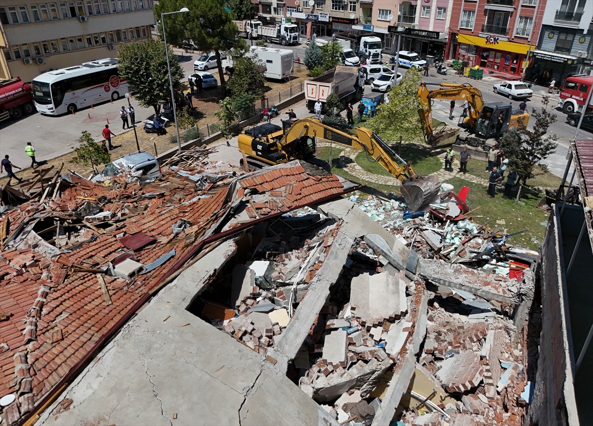 Balıkesir'in Sındırgı ilçesinde meydana gelen 6,1 büyüklüğündeki depremde yıkılan 3 katlı binada...