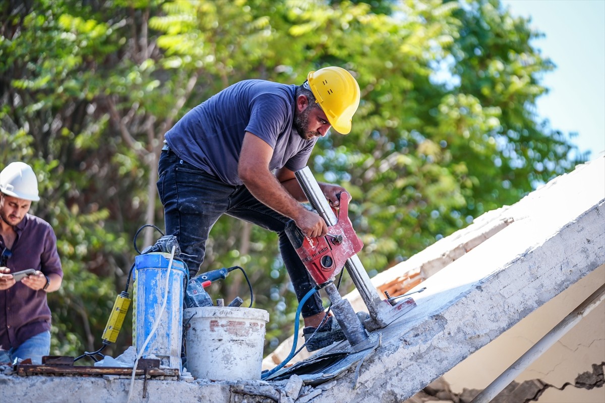 Balıkesir'in Sındırgı ilçesinde meydana gelen 6,1 büyüklüğündeki depremde yıkılan 3 katlı binanın...