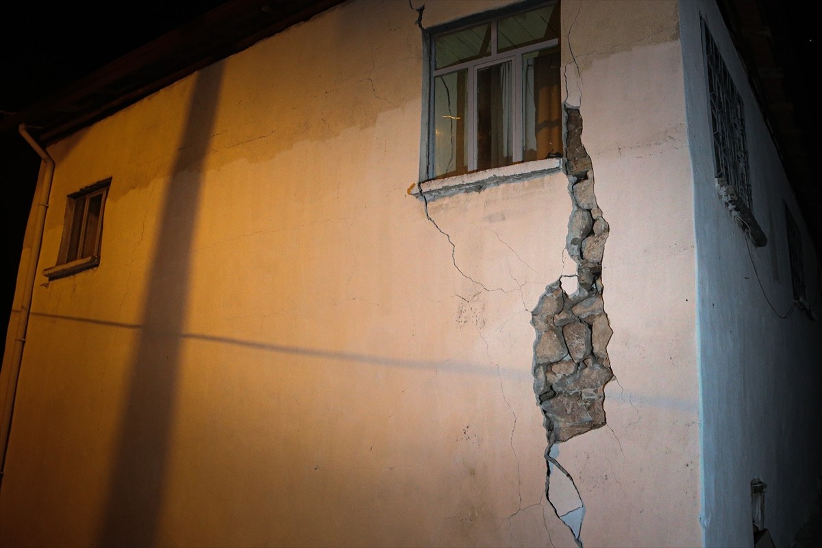 Balıkesir'in Sındırgı ilçesinde meydana gelen 6,1 büyüklüğündeki depreme kırsal mahallelerdeki...