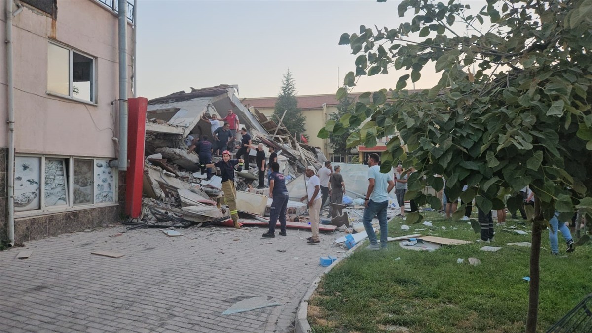 Balıkesir'in Sındırgı ilçesinde saat 19.53'te 6,1 büyüklüğünde deprem meydana geldi. Sındırgı...