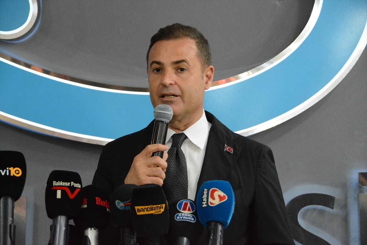 Balıkesir Büyükşehir Belediye Başkanı Ahmet Akın, Sındırgı'da meydana gelen 6,1 büyüklüğündeki...