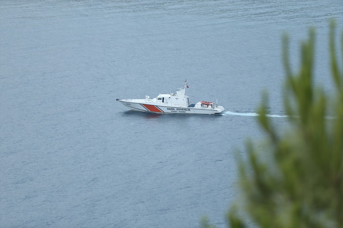 Balıkesir Marmara Adası açıklarında parçalanmış halde bulunan teknedeki iş insanını arama...
