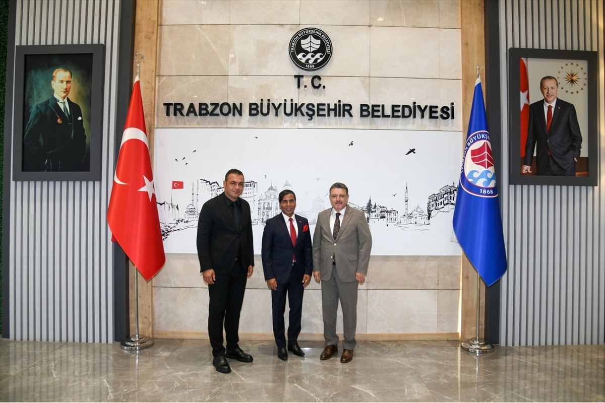 Bangladeş'in Ankara Büyükelçisi M. Amanul Haq (solda), Trabzon Büyükşehir Belediye Başkanı Ahmet...