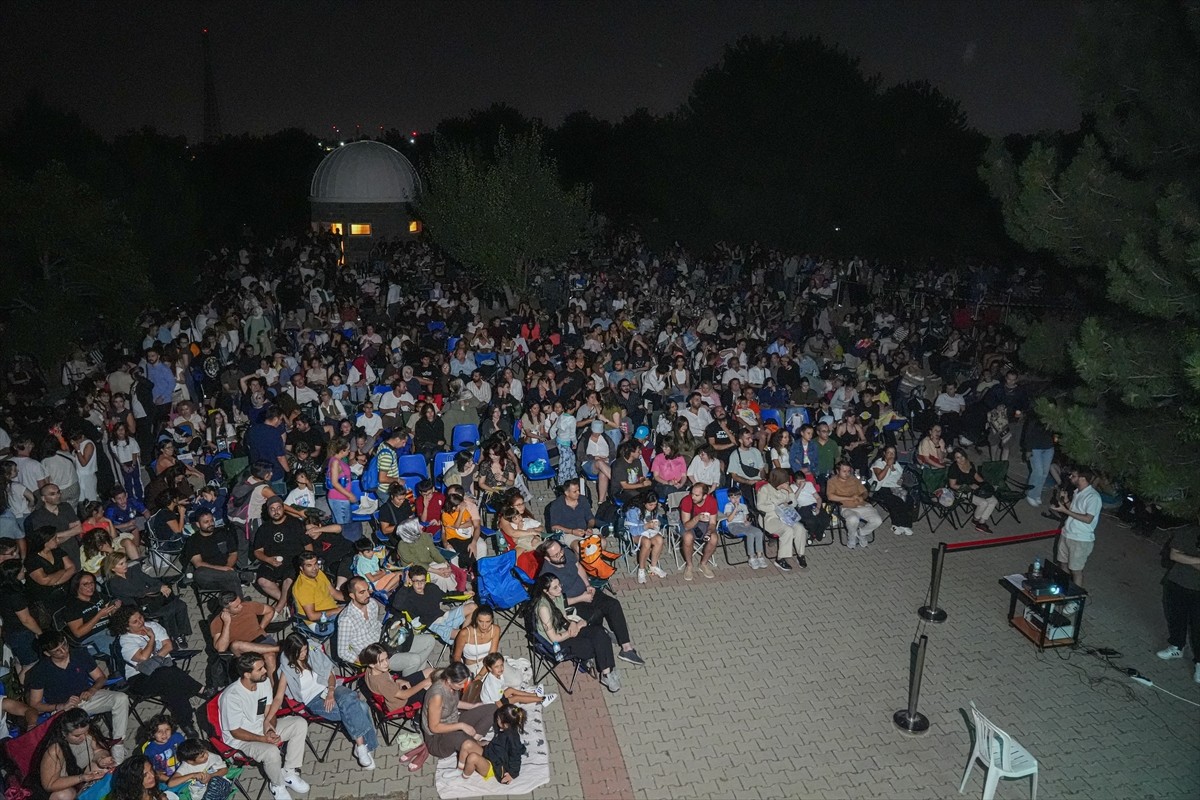 Başkent'te gökyüzü tutkunları, yılın en etkileyici doğa olaylarından biri olarak gösterilen...