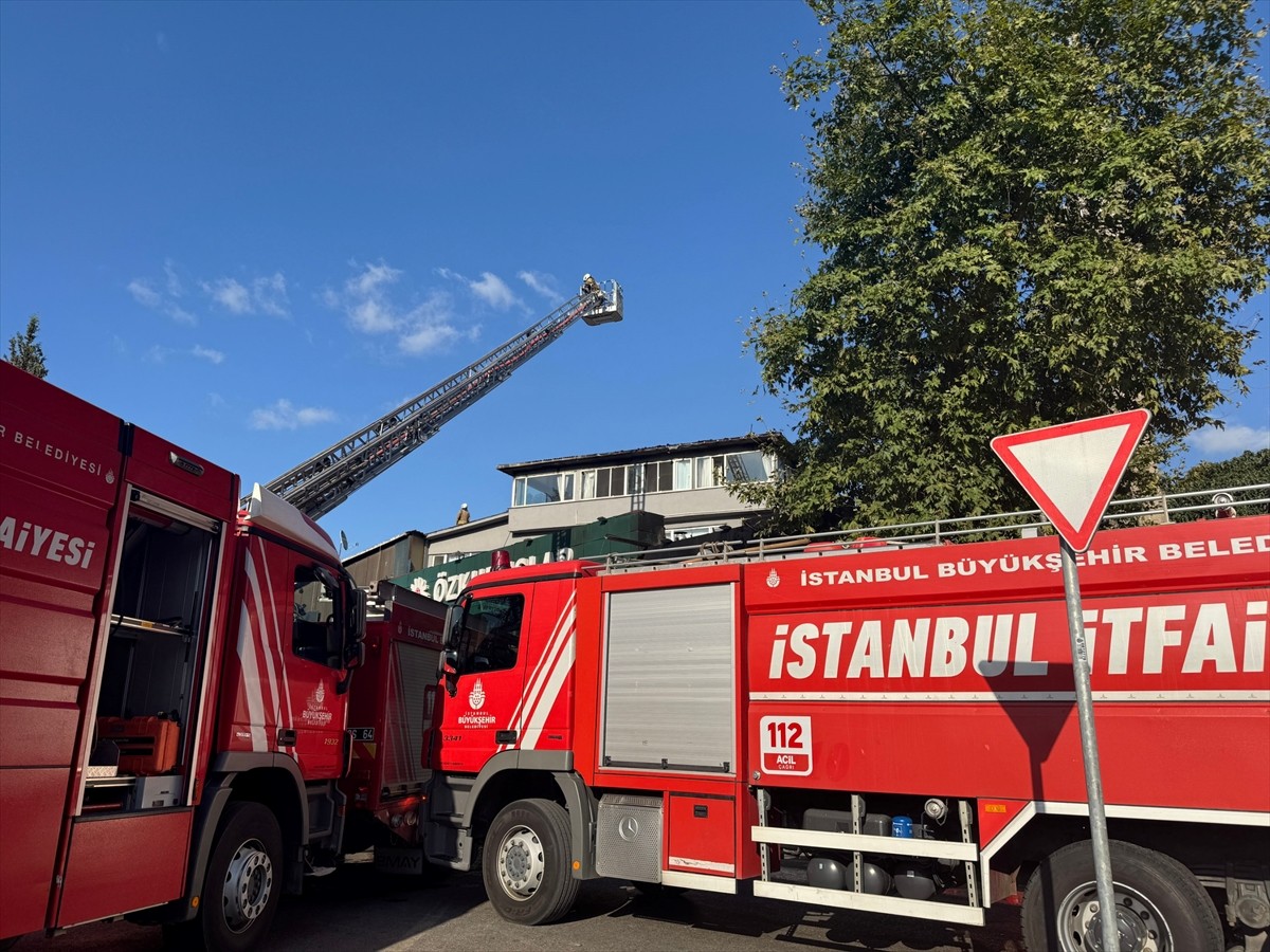 Beykoz'da, 3 katlı binanın çatı katında çıkan yangın itfaiye ekiplerince söndürüldü.