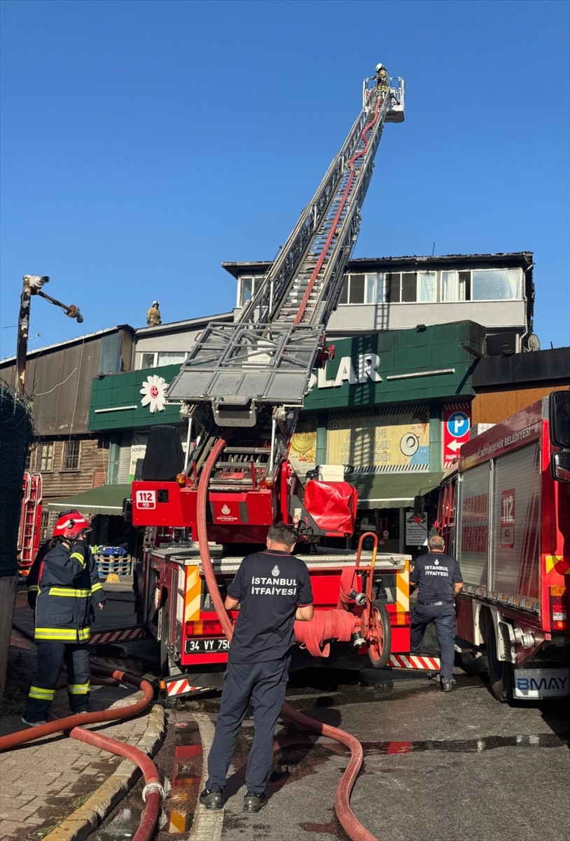 Beykoz'da, 3 katlı binanın çatı katında çıkan yangın itfaiye ekiplerince söndürüldü.