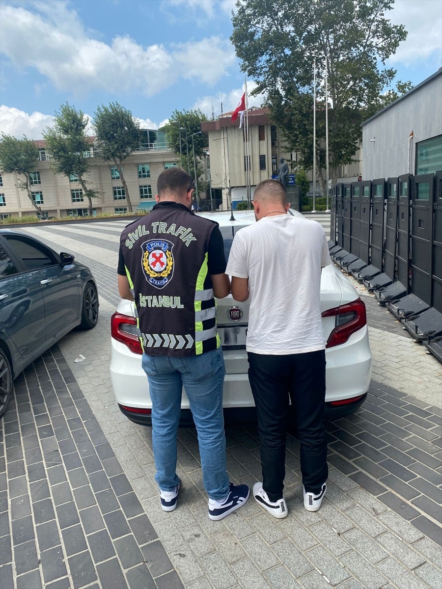 Beykoz'da tünelde konvoy yaparak trafik güvenliğini tehlikeye düşürdüğü belirlenen 4 sürücüye...