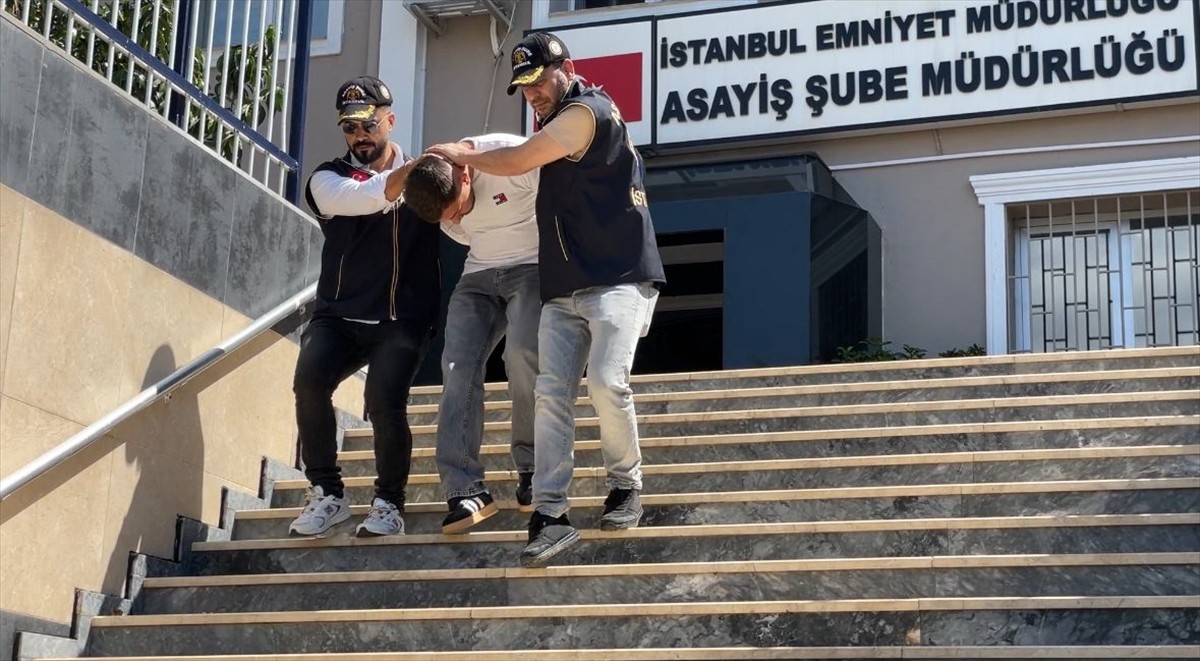 Beyoğlu'nda iş yeri ve çevresindeki 3 aracın kurşunlanmasına ilişkin gözaltına alınan 3 zanlıdan...