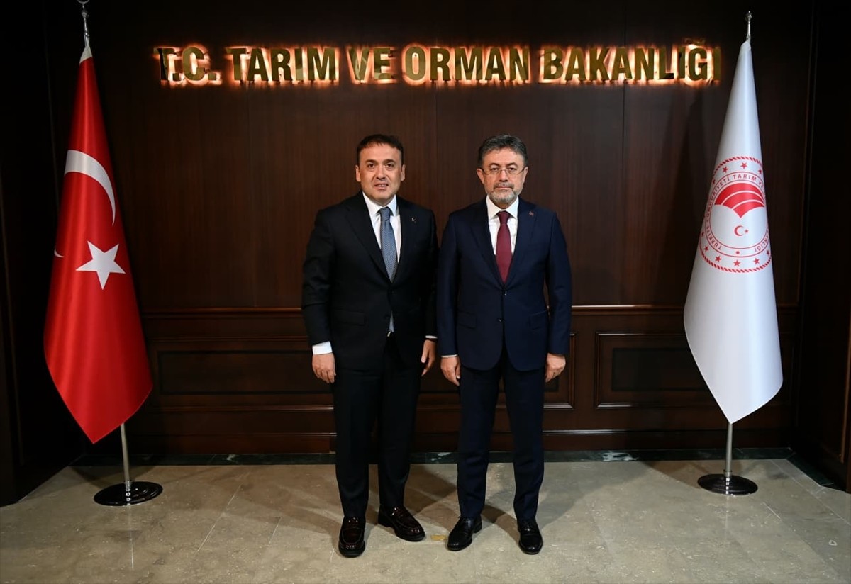 Bilecik Valisi Faik Oktay Sözer (solda), Tarım ve Orman Bakanı İbrahim Yumaklı'ya (sağda)...