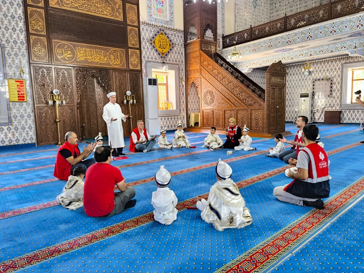 Bingöl'de, 15 çocuk için toplu sünnet şöleni yapıldı. Şölen kapsamında sünnet kıyafetlerini giyen...