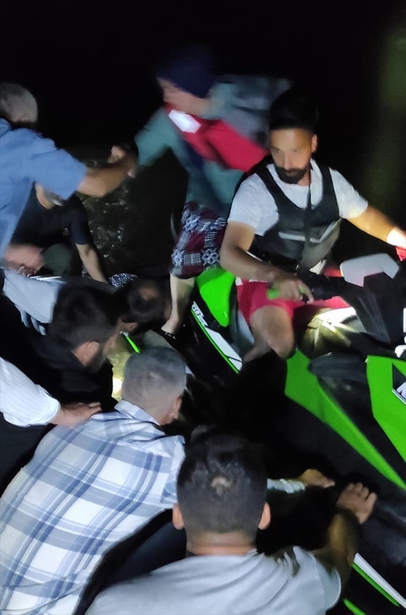 Bingöl'de su debisinin yükselmesi nedeniyle Murat Nehri'nde mahsur kalan 5 kişi, bot yardımıyla...