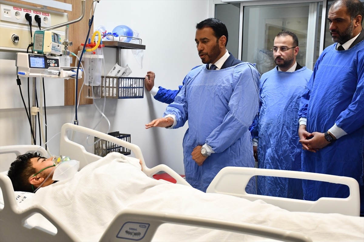 Birleşik Arap Emirlikleri'nin (BAE) Ankara Büyükelçisi Said Sani ez-Zahiri (sol 3), Trabzon'un...