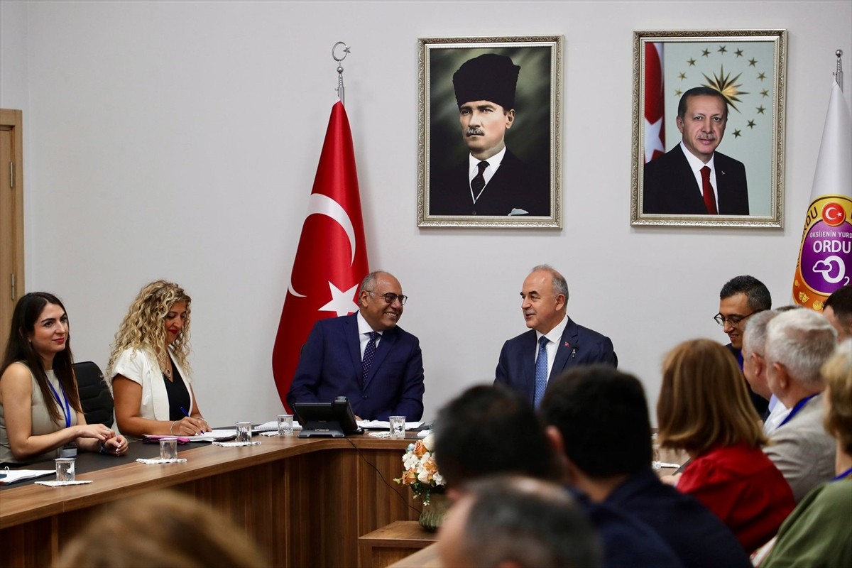 Birleşmiş Milletler Uluslararası Çalışma Örgütü (ILO) Türkiye Ofisi Direktörü Yasser Hassan (sol...