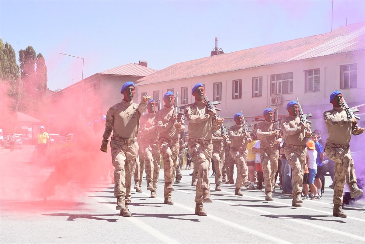 Bitlis'in düşman işgalinden kurtuluşunun 109. yıl dönümü törenle kutlandı. Atatürk Mahallesi'ndeki...