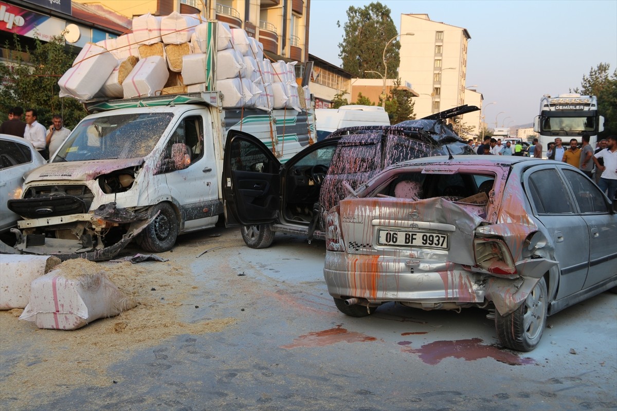 Bitlis'in Güroymak ilçesinde freni boşalan maden yüklü tır, ışıklarda bekleyen ve park halindeki...