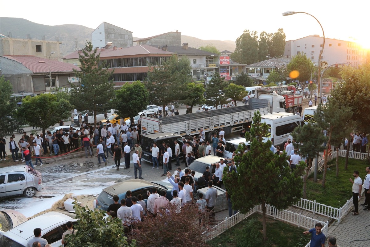 Bitlis'in Güroymak ilçesinde freni boşalan maden yüklü tır, ışıklarda bekleyen ve park halindeki...