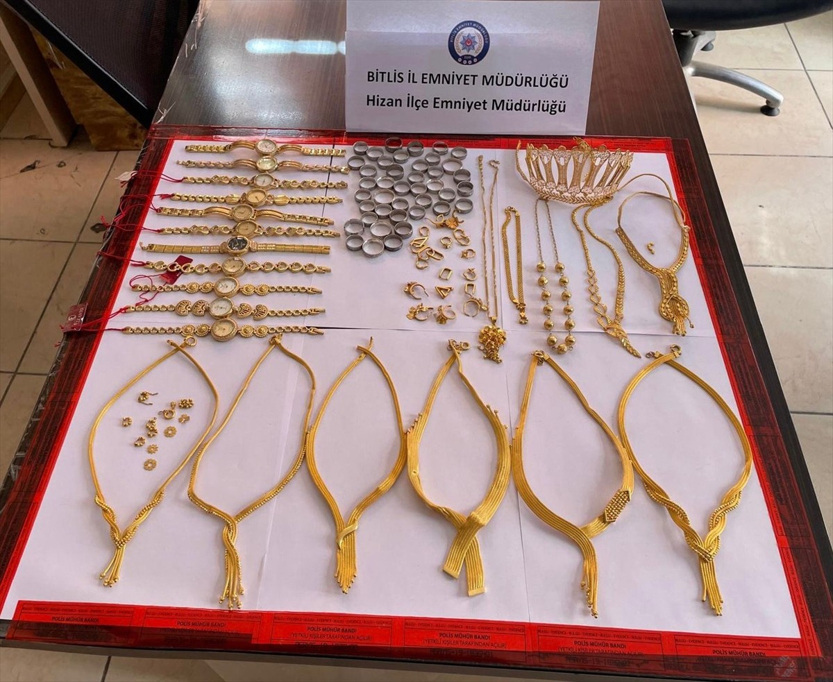 Bitlis'in Hizan ilçesinde bir kuyumcunun duvarını delerek altın çalan 5 şüpheli yakalandı....