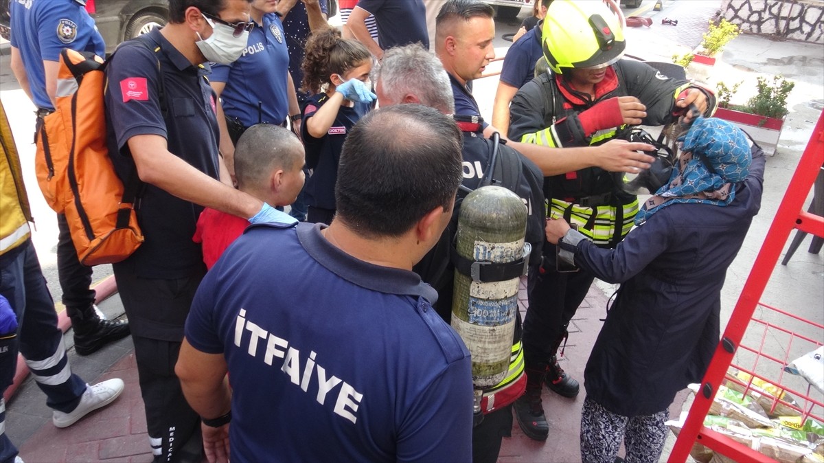 Bolu'da yangın çıkan apartmanda mahsur kalan 2 kişi itfaiye ekiplerince kurtarıldı.