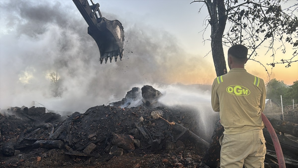Bolu'nun Gerede ilçesinde anız yangınının köye ulaşması sonucu 3 ev, 2 ahır ve 2 samanlık yandı....