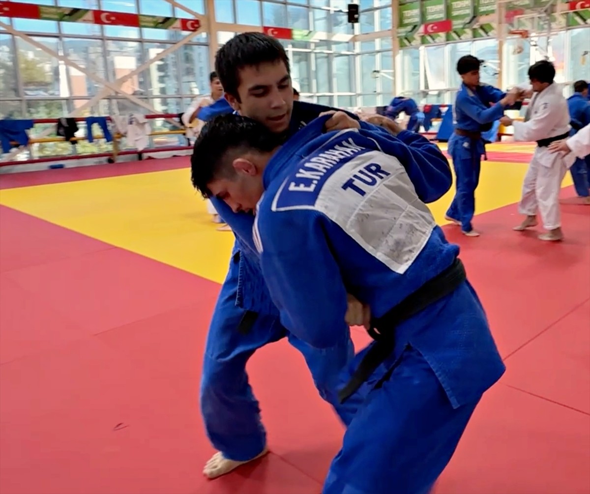 Bosna Hersek'te geçtiğimiz yıl Avrupa şampiyonu olan milli judocu Hilmi Mucık (solda), dünya...