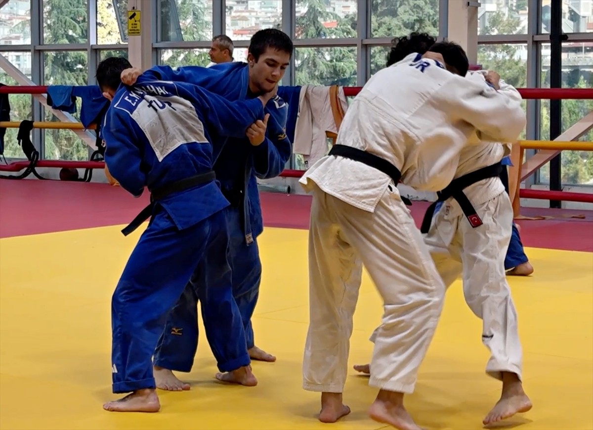 Bosna Hersek'te geçtiğimiz yıl Avrupa şampiyonu olan milli judocu Hilmi Mucık (solda), dünya...