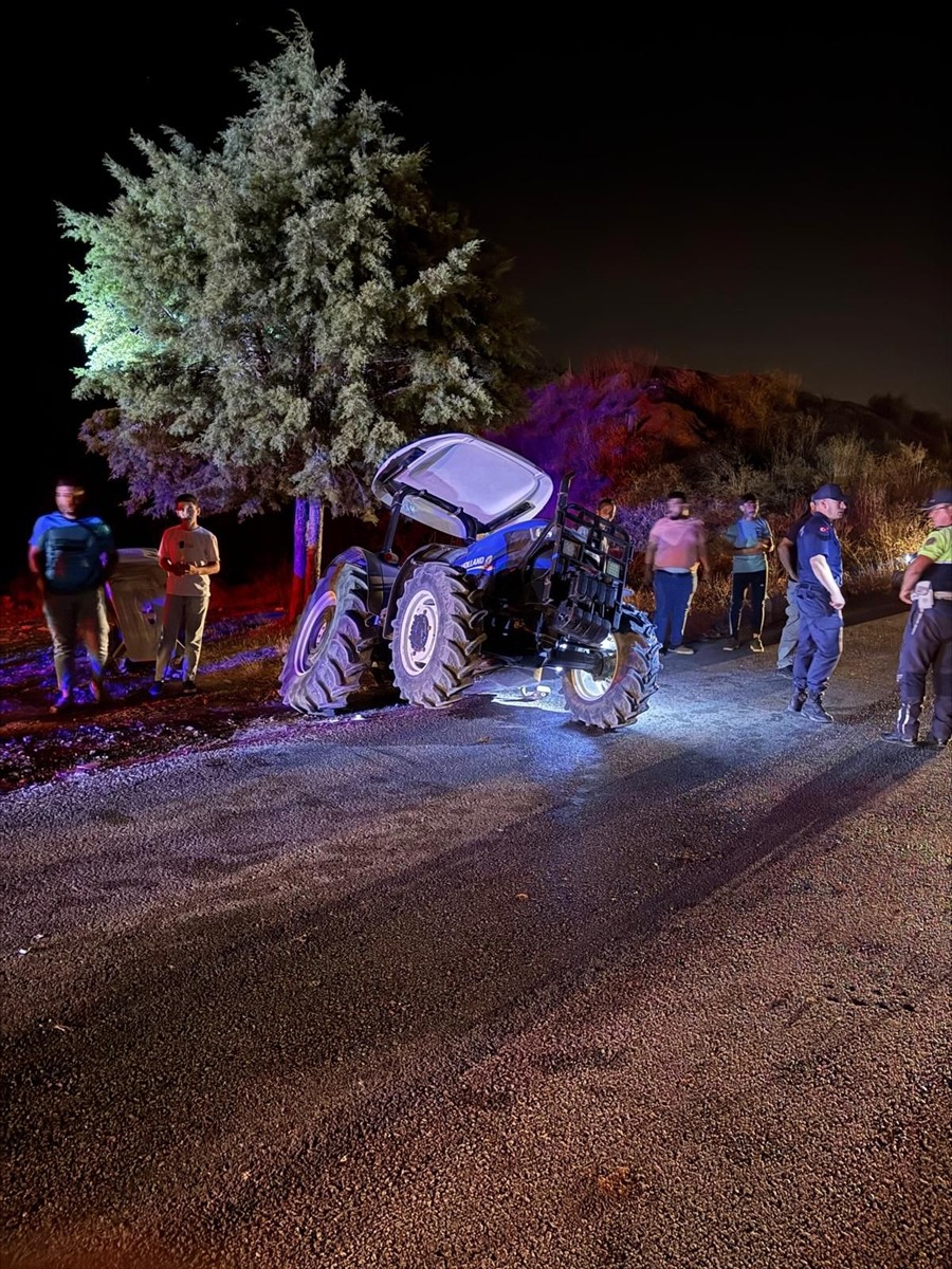 Burdur'da otomobil ile traktörün çarpışması sonucu 3'ü çocuk 6 kişi yaralandı.