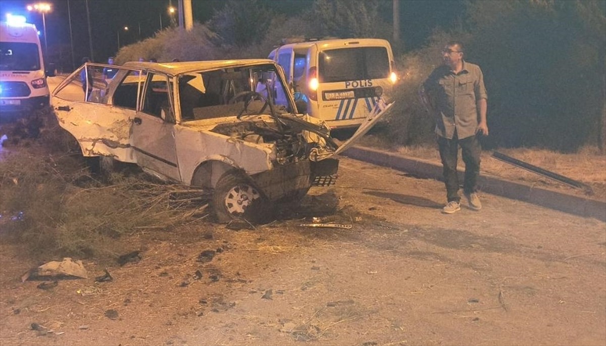 Burdur'da polisin "dur" ihtarına uymayarak kaçan sürücünün otomobil ve polis aracına çarpması...