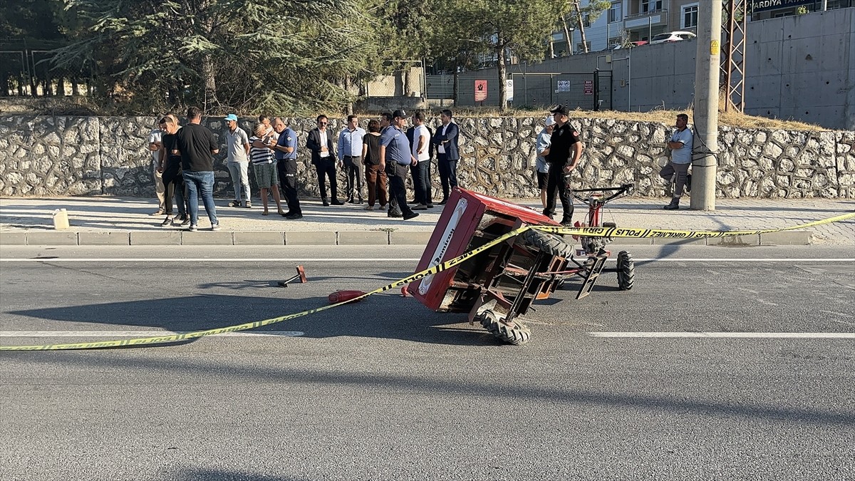 Burdur'da tarım aracı ile 2 otomobilin karıştığı kazada 1 kişi yaşamını yitirdi.