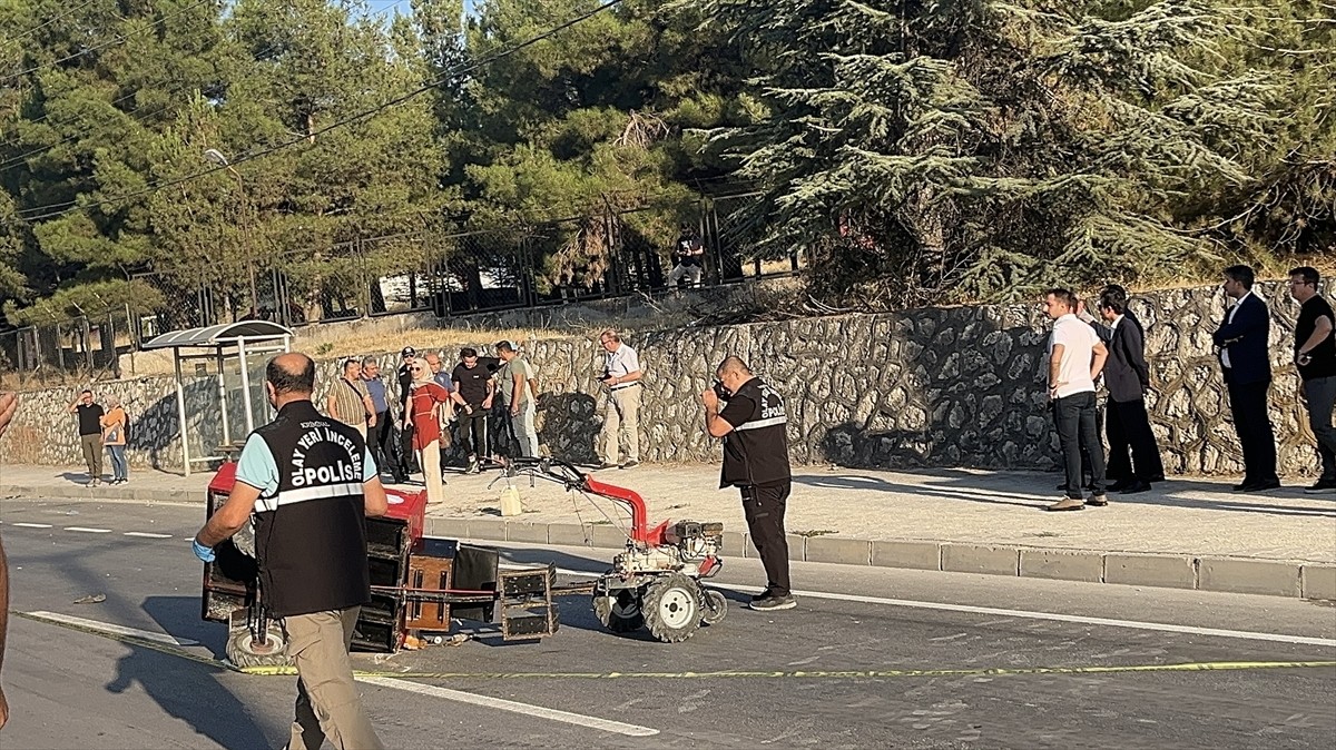 Burdur'da tarım aracı ile 2 otomobilin karıştığı kazada 1 kişi yaşamını yitirdi.