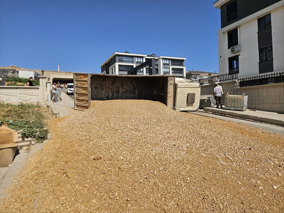 Bursa'nın İnegöl ilçesinde freni boşalan ve sitenin duvarına çarparak devrilen kum yüklü kamyonun...