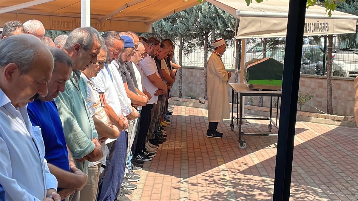 Bursa'nın merkez Yıldırım ilçesinde, hafif ticari araca çarpan motosikletin sürücüsü hayatını...