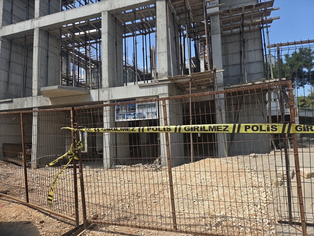 Bursa'nın Orhangazi ilçesinde inşaattan düşen işçi hayatını kaybetti. İhbar üzerine bölgeye...