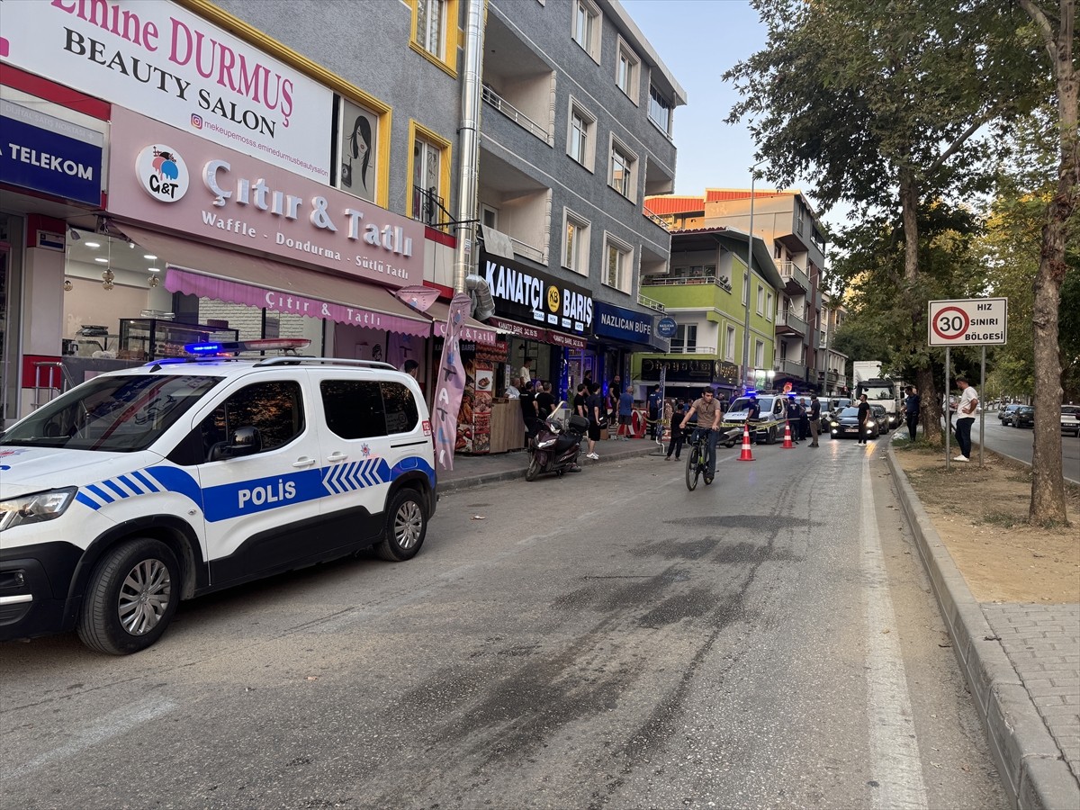 Bursa'nın Yıldırım ilçesinde çıkan silahlı kavgada yaralanan 2 kişi hastanede tedavi altına...