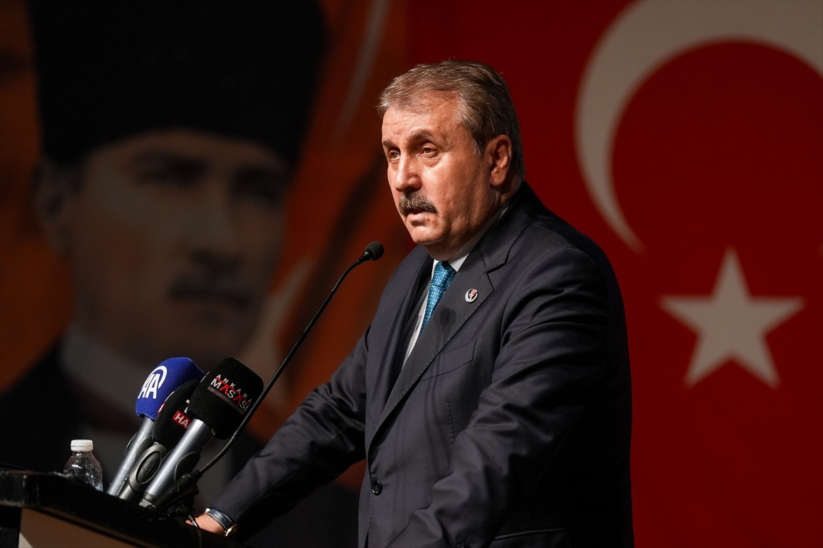 Büyük Birlik Partisi (BBP) Genel Başkanı Mustafa Destici, partisinin Kartal Olağan İlçe...