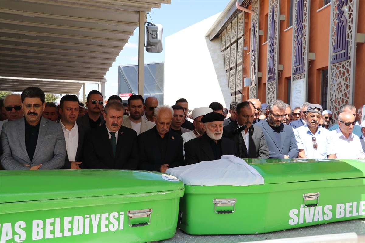 Büyük Birlik Partisi (BBP) Genel Başkanı Mustafa Destici (sol 3), partisinin Sivas İl Başkanı...