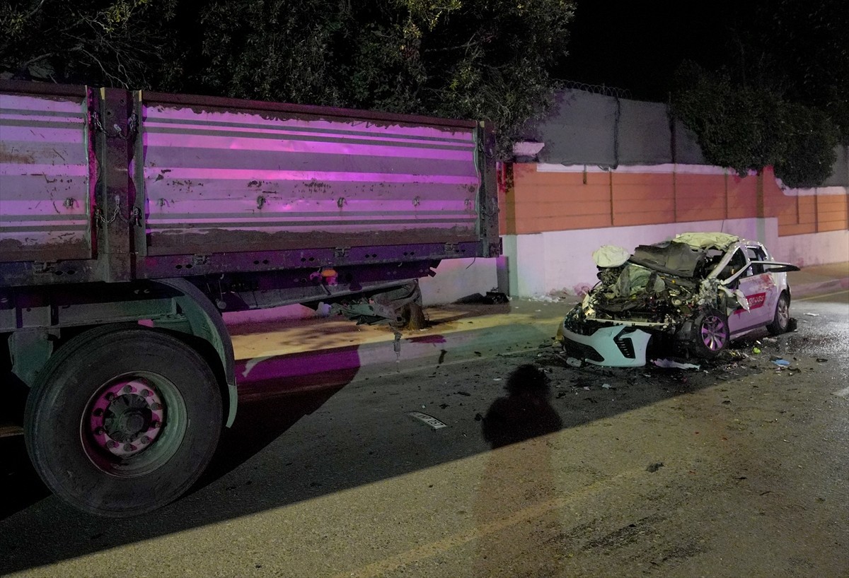 Büyükçekmece'de otomobilin park halindeki tıra çarpması sonucu 1 kişi öldü, 3'ü ağır 4 kişi...