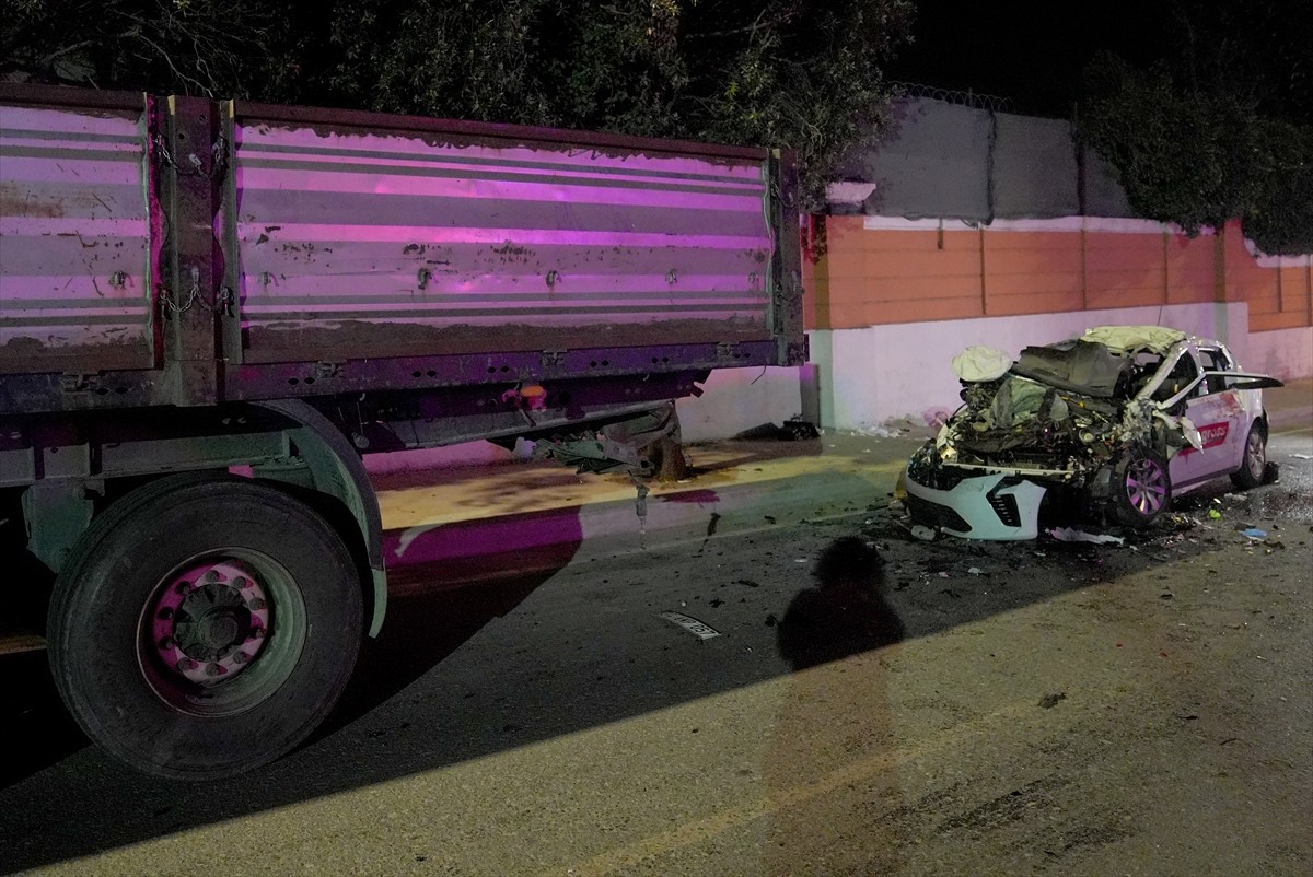 Büyükçekmece'de otomobilin park halindeki tıra çarpması sonucu 1 kişi öldü, 3'ü ağır 4 kişi...