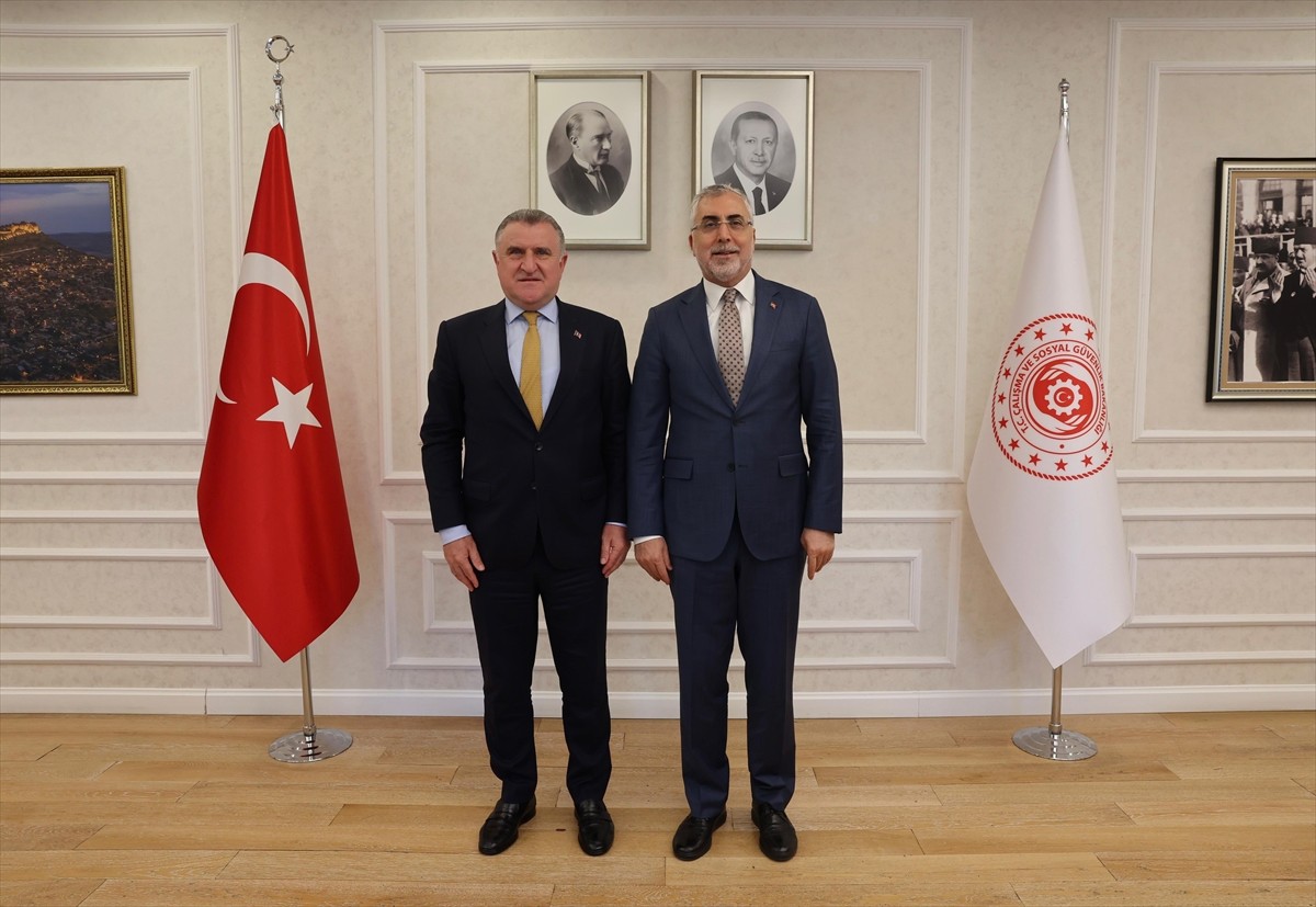 Çalışma ve Sosyal Güvenlik Bakanı Vedat Işıkhan, Gençlik ve Spor Bakanı Osman Aşkın Bak ile bir...