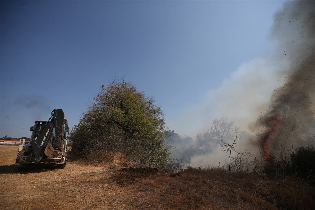 Çanakkale'de arazide çıkan yangın havadan ve karadan müdahaleyle kontrol altına alındı.