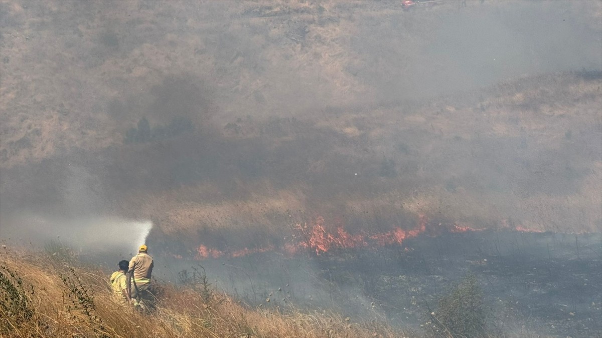 Çanakkale'de orman dışı alanda çıkan yangına havadan ve karadan müdahale ediliyor.