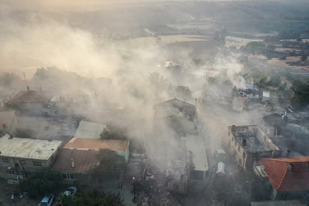 Çanakkale'nin Bayramiç ilçesinde çıkan yangına havadan ve karadan müdahale ediliyor. Yangının...