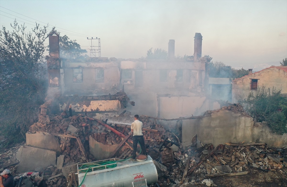 Çanakkale'nin Bayramiç ilçesinde çıkan yangına havadan ve karadan müdahale ediliyor. Yangının...